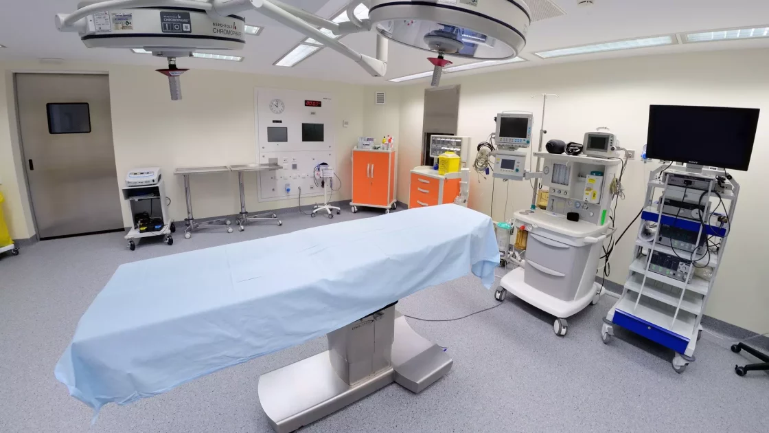 A fully equipped, modern surgical room with monitoring devices, operating table, and medical equipment, prepared for a medical device safety assessment.